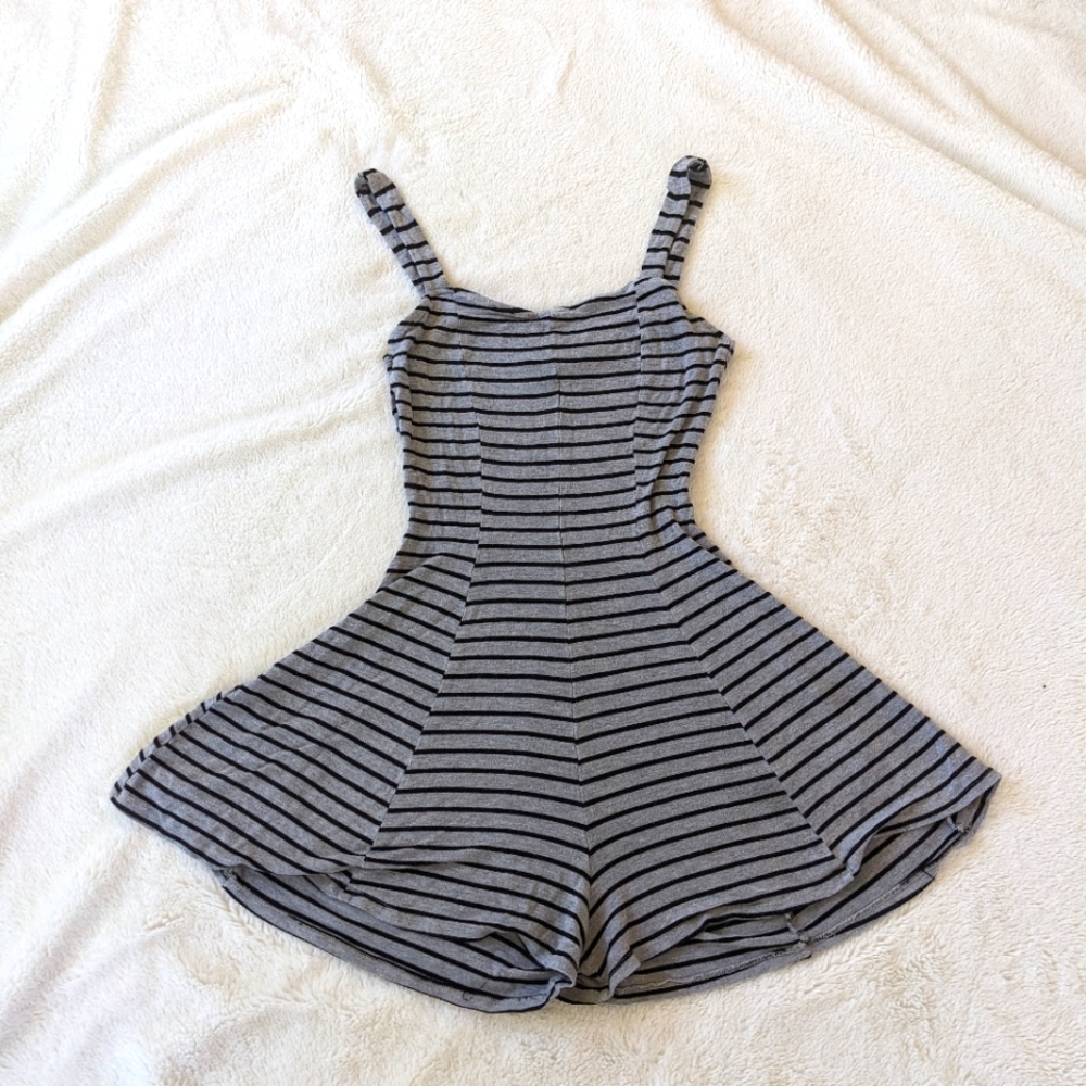 🌷3/15🌷 HYFVE Striped Stretchy Romper Size S
